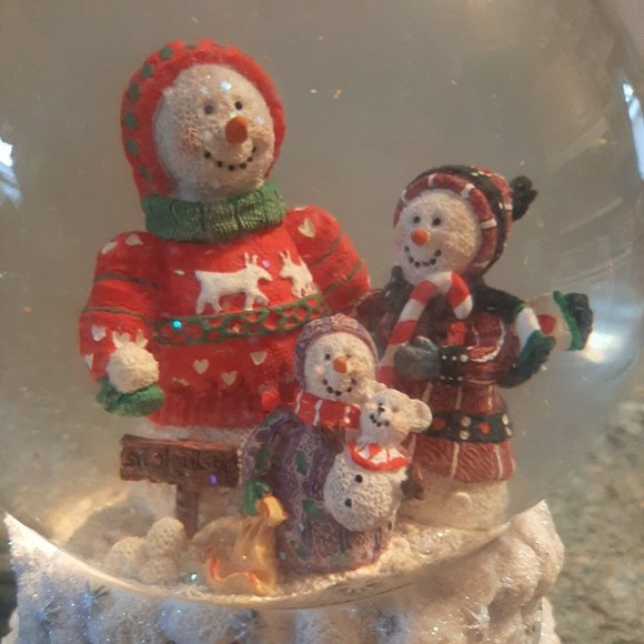 Snowmen Family Musical Glitter Snow Globe - Picture 10 of 12